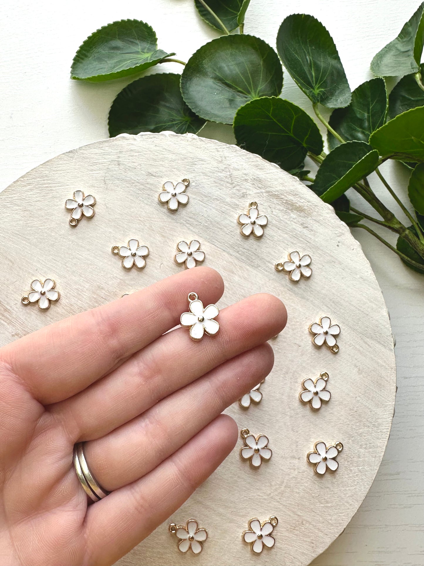 White Enamel Daisy Charm  - Gold (10pc)