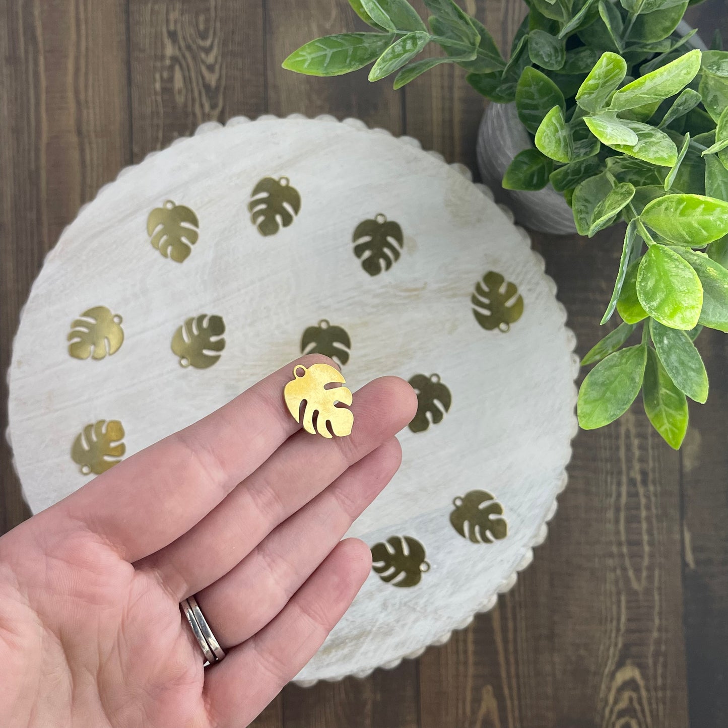 Monstera Leaf Charm - Gold (10pc)